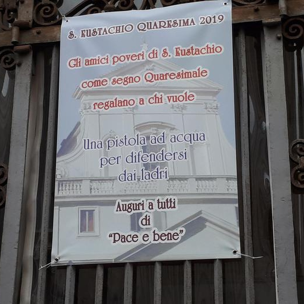 Contro la legittima difesa, prete regala pistole ad acqua