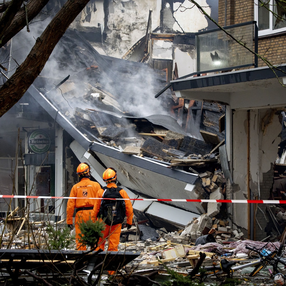 Crolla una palazzina residenziale all'Aja, in Olanda, almeno venti vittime