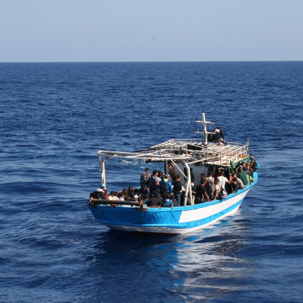 Crotone, intervento a una barca con ottanta migranti a bordo