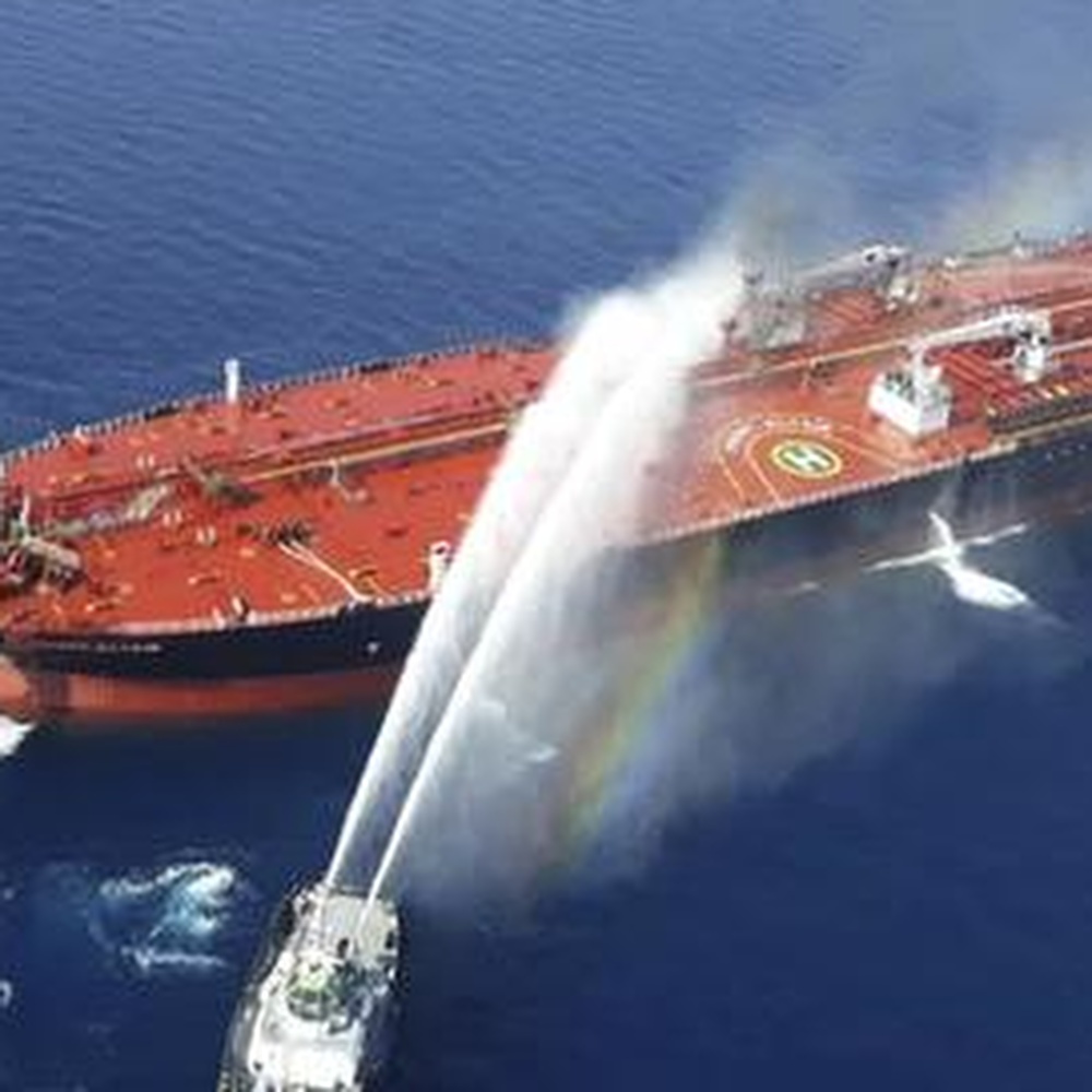 Petroliere in fiamme nel golfo Oman, per gli Usa la colpa è dell'Iran