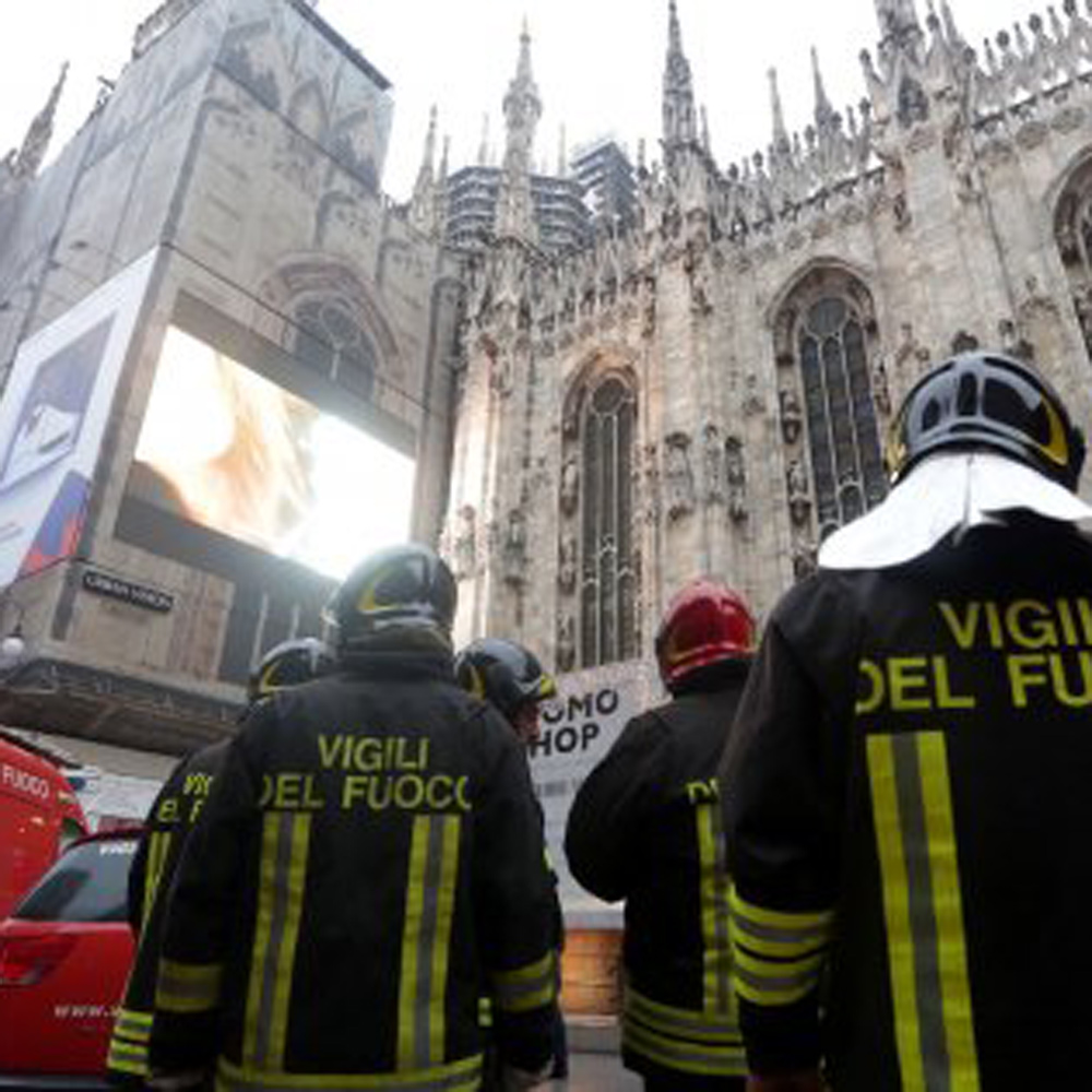 Duomo Milano, uomo precipita dalla terrazza e muore