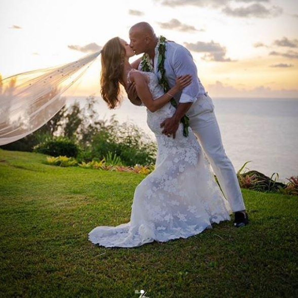 Dwayne Johnson, nozze a sorpresa con Lauren alle Hawaii