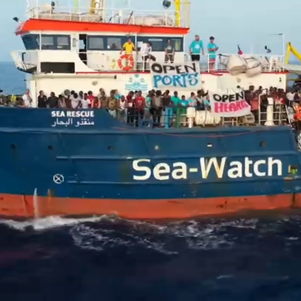 E' iniziato lo sbarco dei migranti a bordo della Sea Watch