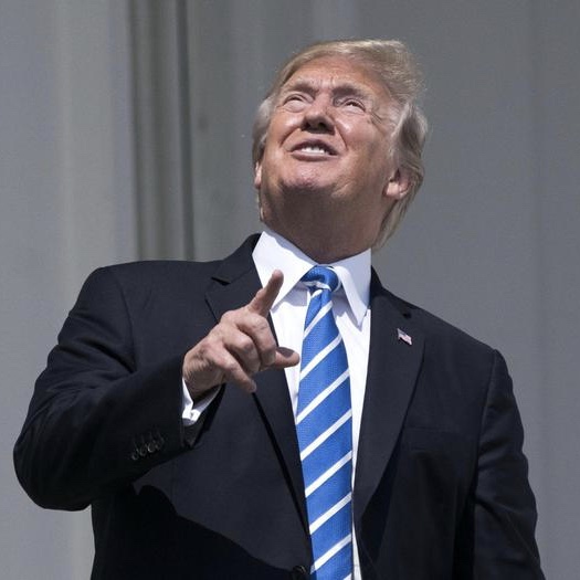 Eclissi di sole in USA, Trump ‘sbircia’ ad occhio nudo