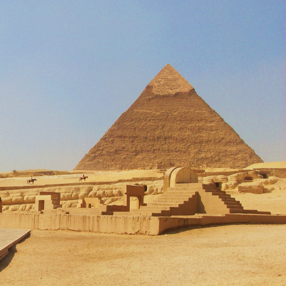 Egitto, scalano la piramide di Cheope e si denudano