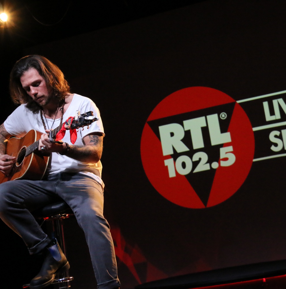 Enrico Nigiotti con "L'amore è" a RTL 102.5 Live Session