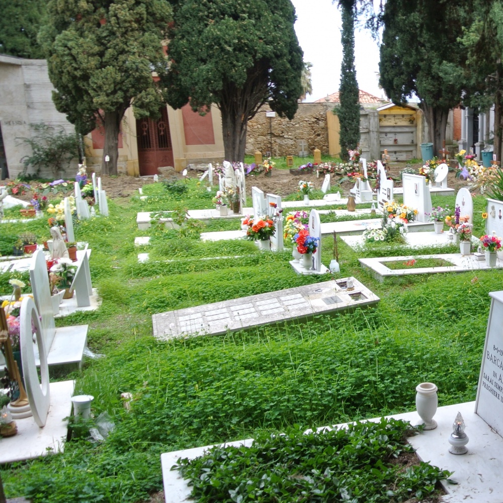 Entra cimitero in auto, perde controllo e danneggia 10 tombe