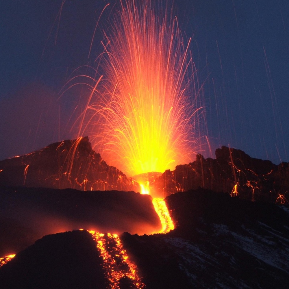 Etna, eruzione di Natale, fumo e lava dal vulcano siciliano