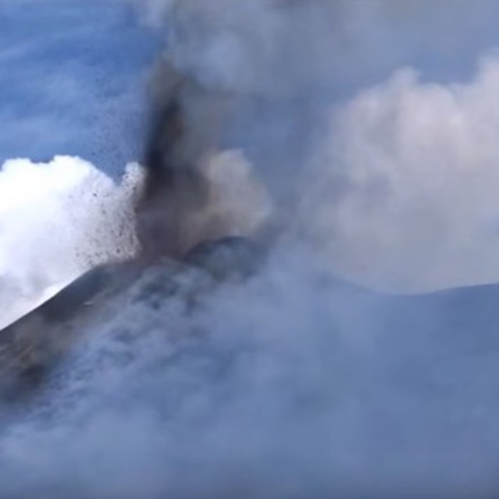 Etna, esplosione violenta e dieci feriti