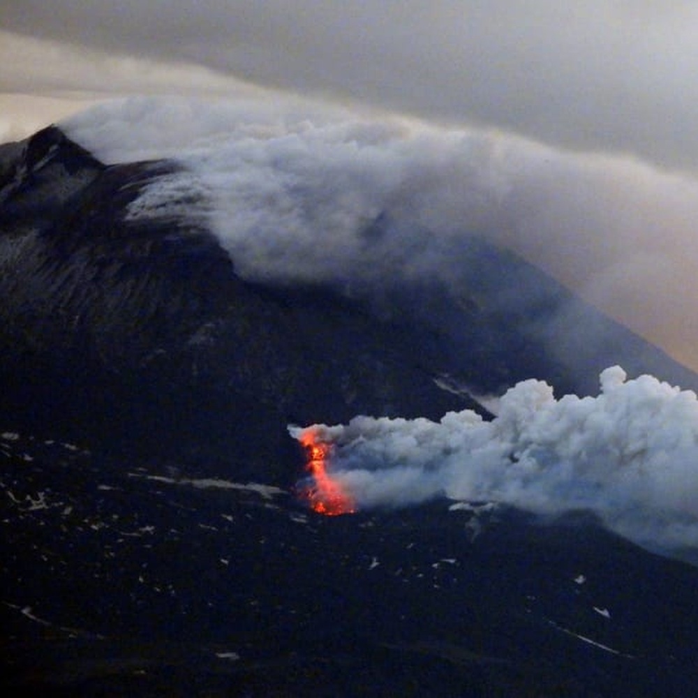 Etna, torna eruzione, doppia colata in zona sommitale