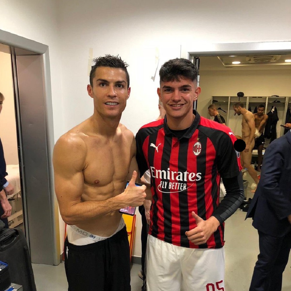 Fa una foto con Ronaldo, ma dietro c'è Chiellini nudo