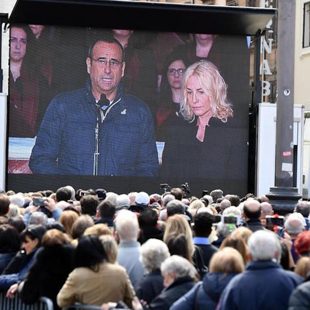 Fabrizio Frizzi, migliaia di persone a Roma per l'ultimo saluto