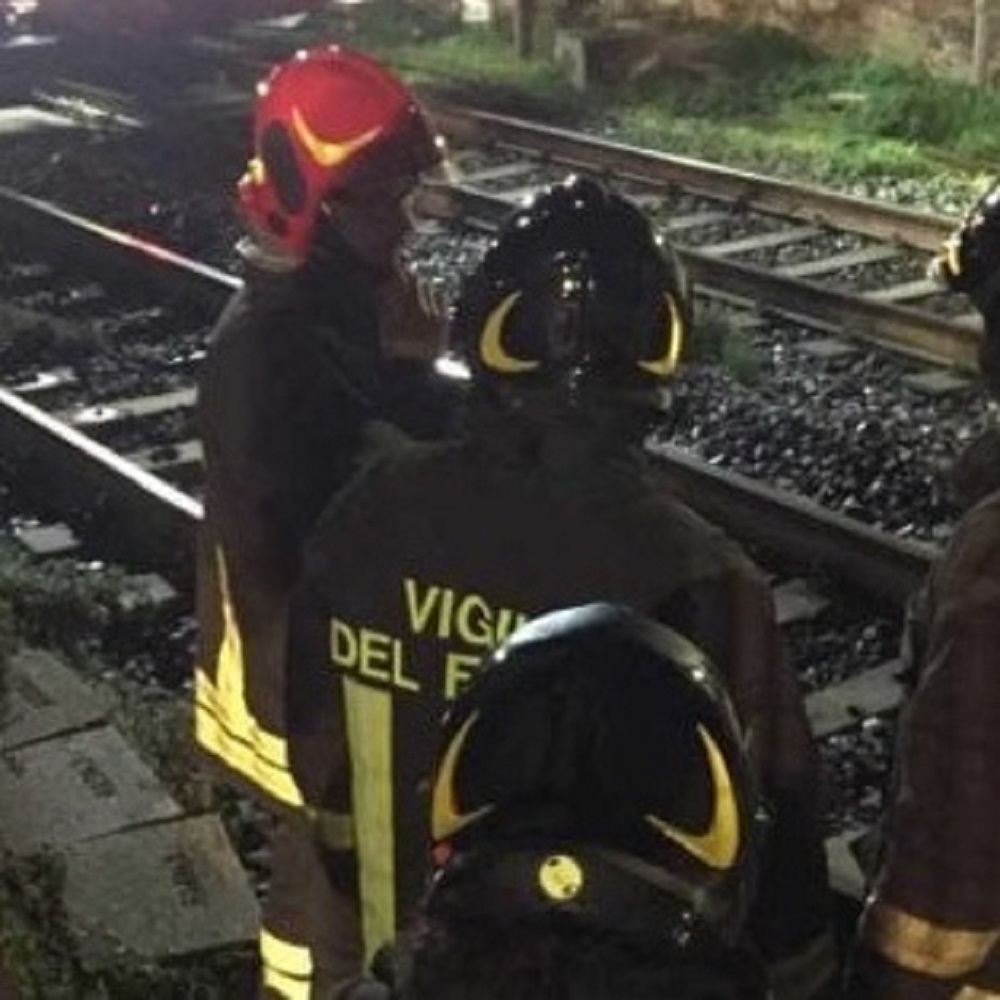 Firenze, treno urta piattaforma su rotaia, feriti tre operai