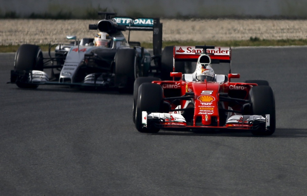 Formula 1, Hamilton in pole position a Spa, la pioggia ferma Vettel