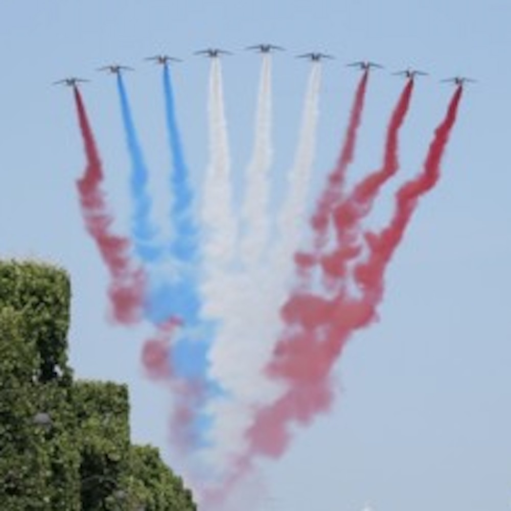 Francia in festa, aerei in parata sbagliano il tricolore