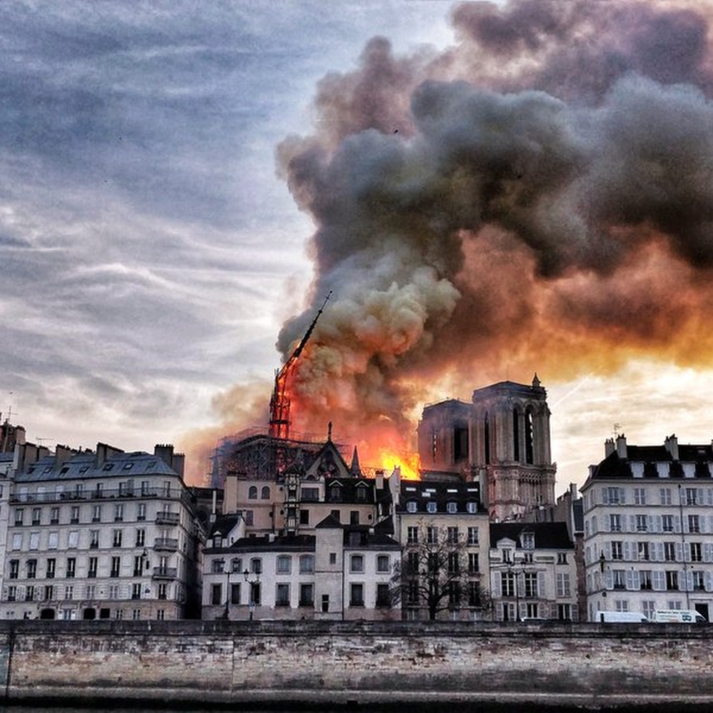 Francia, incendio Notre-Dame, crollata la guglia