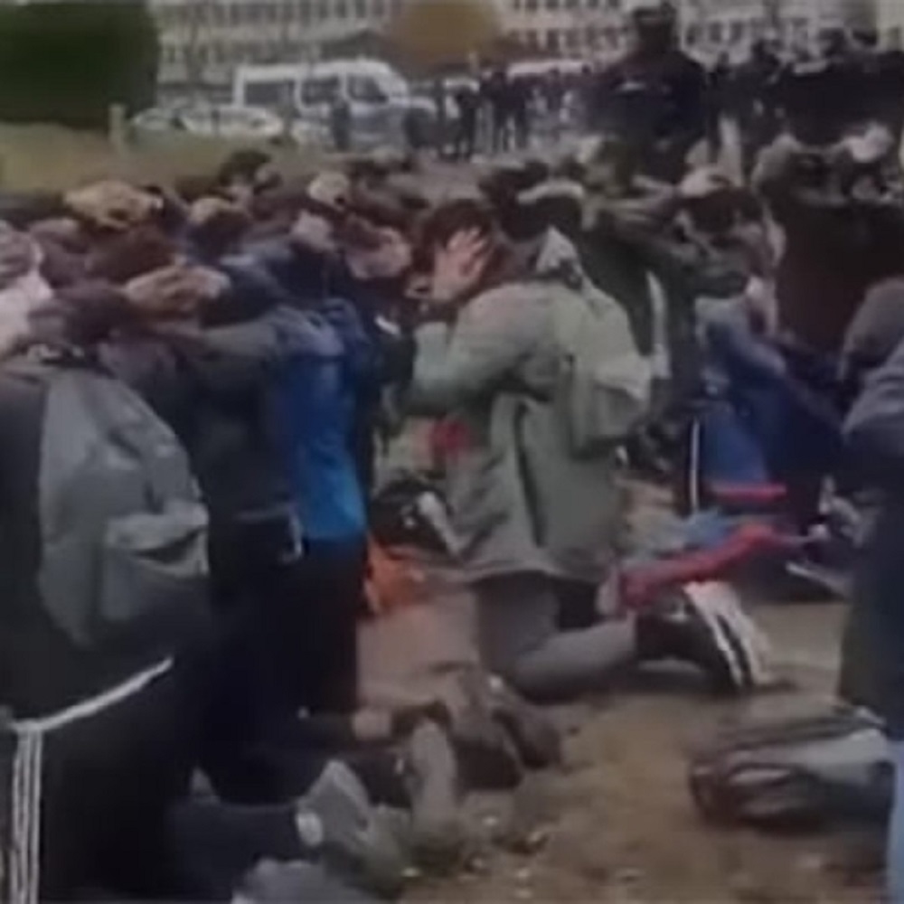 Francia, studenti in ginocchio con la polizia armata, il video