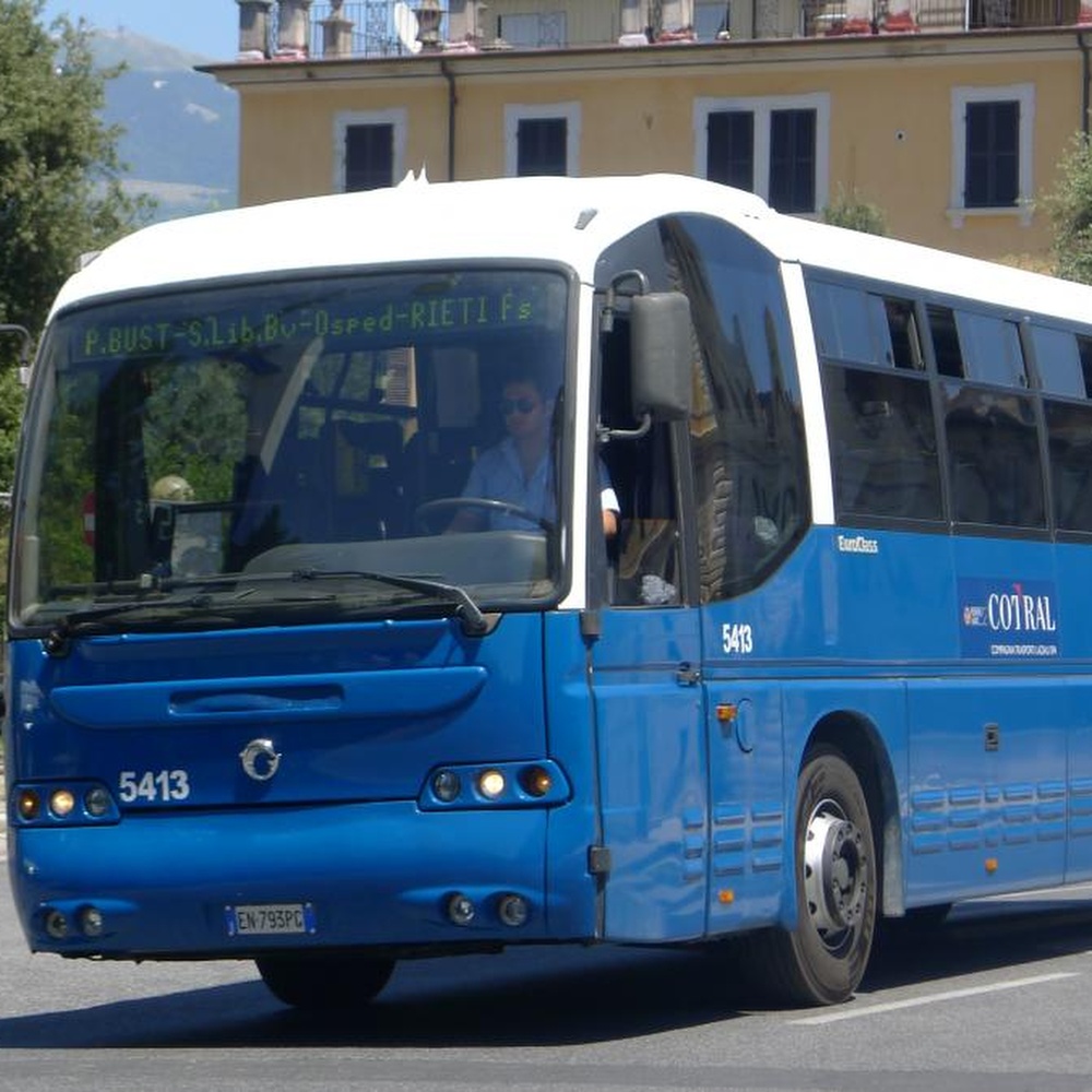 Frosinone, autista bus picchia immigrato, si cercano testimoni