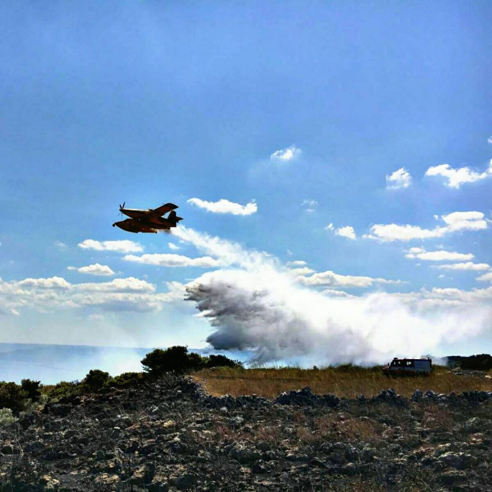 Gallipoli, incendi sul litorale, Canadair in azione