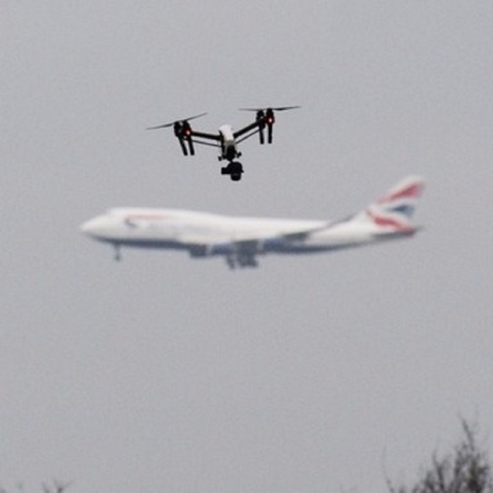 GB, chiuso l'aeroporto di Gatwick per la presenza di droni