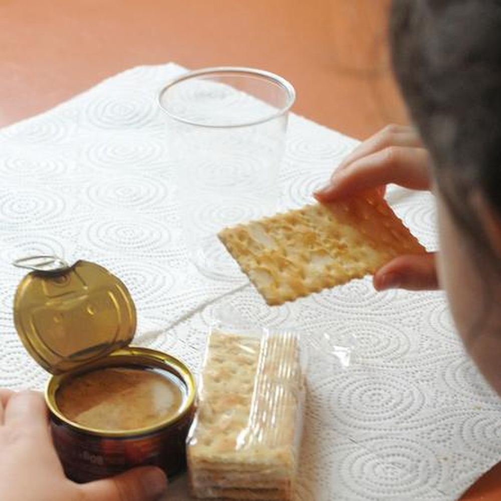 Genitori non possono pagare mensa, a bimba tonno e cracker