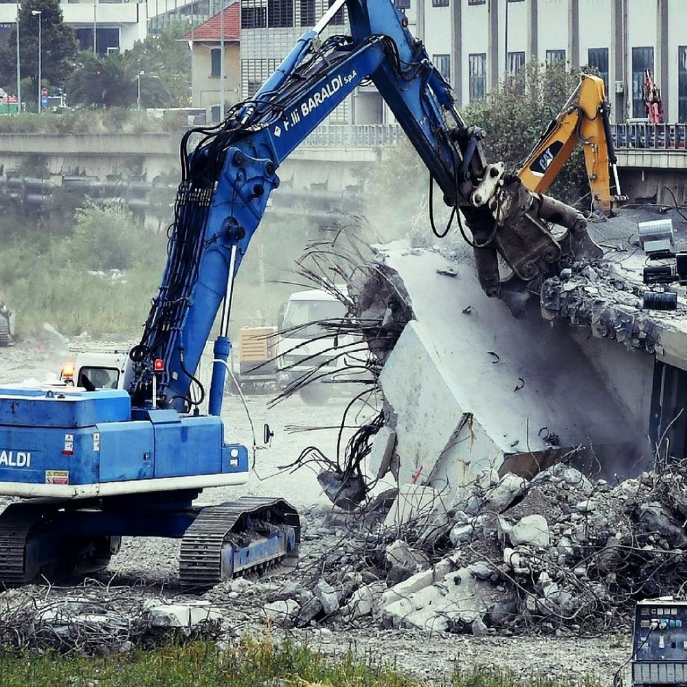 Genova, iniziata la demolizione del ponte Morandi