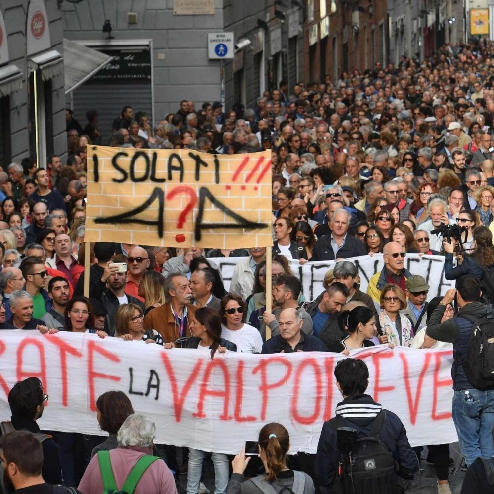 Genova, manifestano gli sfollati dopo il crollo del ponte