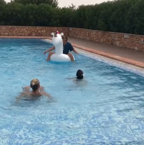 Gianna Nannini e la figlia in piscina con Emma