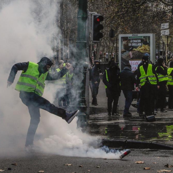 Gilet gialli, ottomila a Parigi, scontri sugli Champs-Elysees