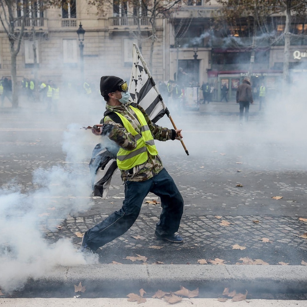 Gilet gialli, scontri con la Polizia a Parigi, feriti e fermi