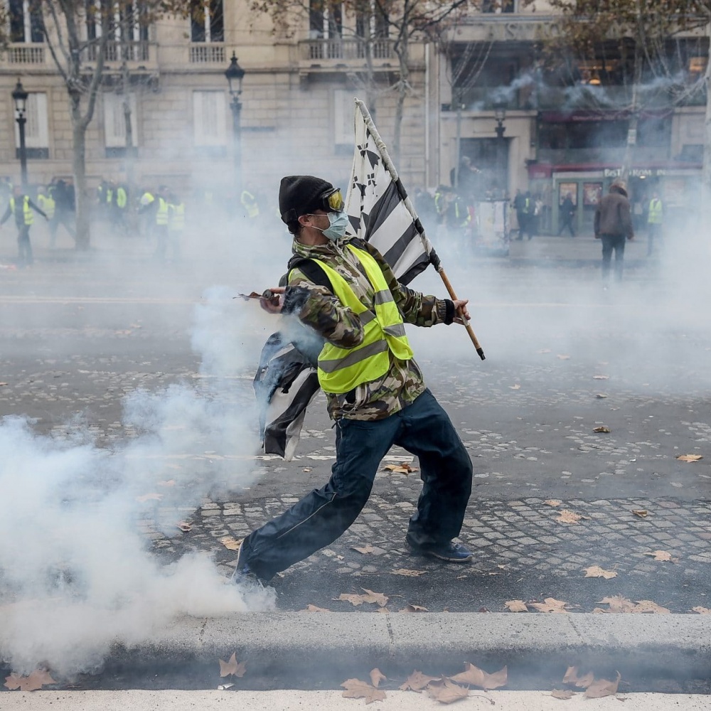 Gilet gialli, tensione in Francia, polizia usa lacrimogeni