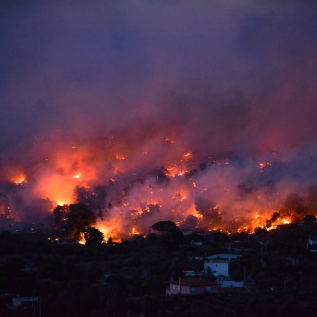 Grecia, paura ad Atene per incendi fuori controllo