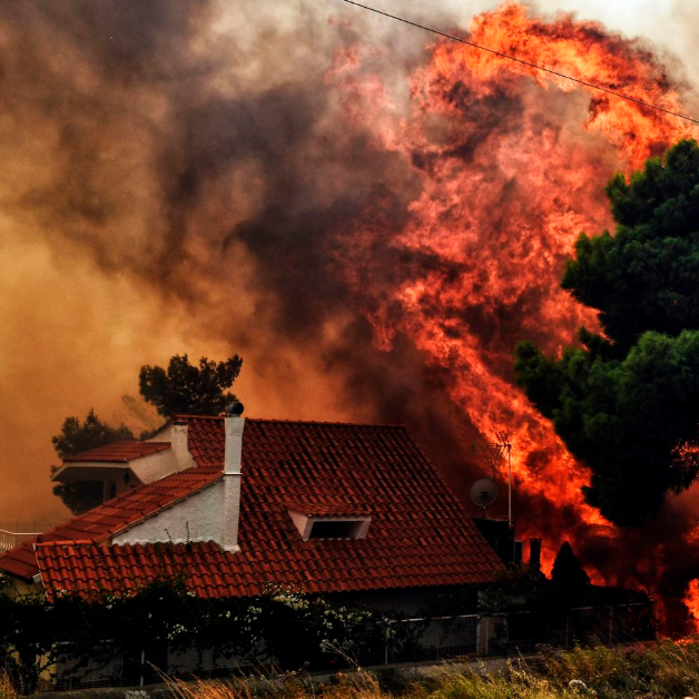 Grecia, salgono a 76 i morti per gli incendi di Atene