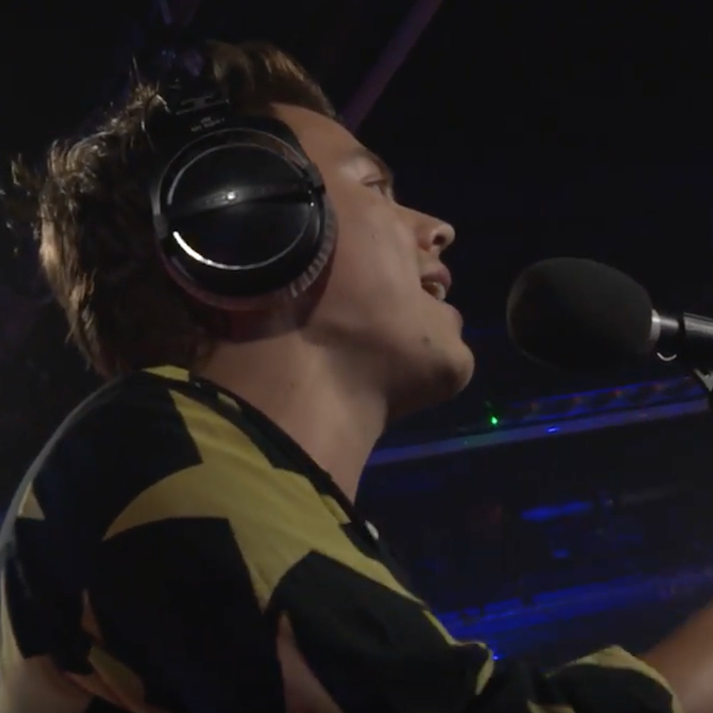 Harry Styles canta "The Chain" a BBC Radio 1