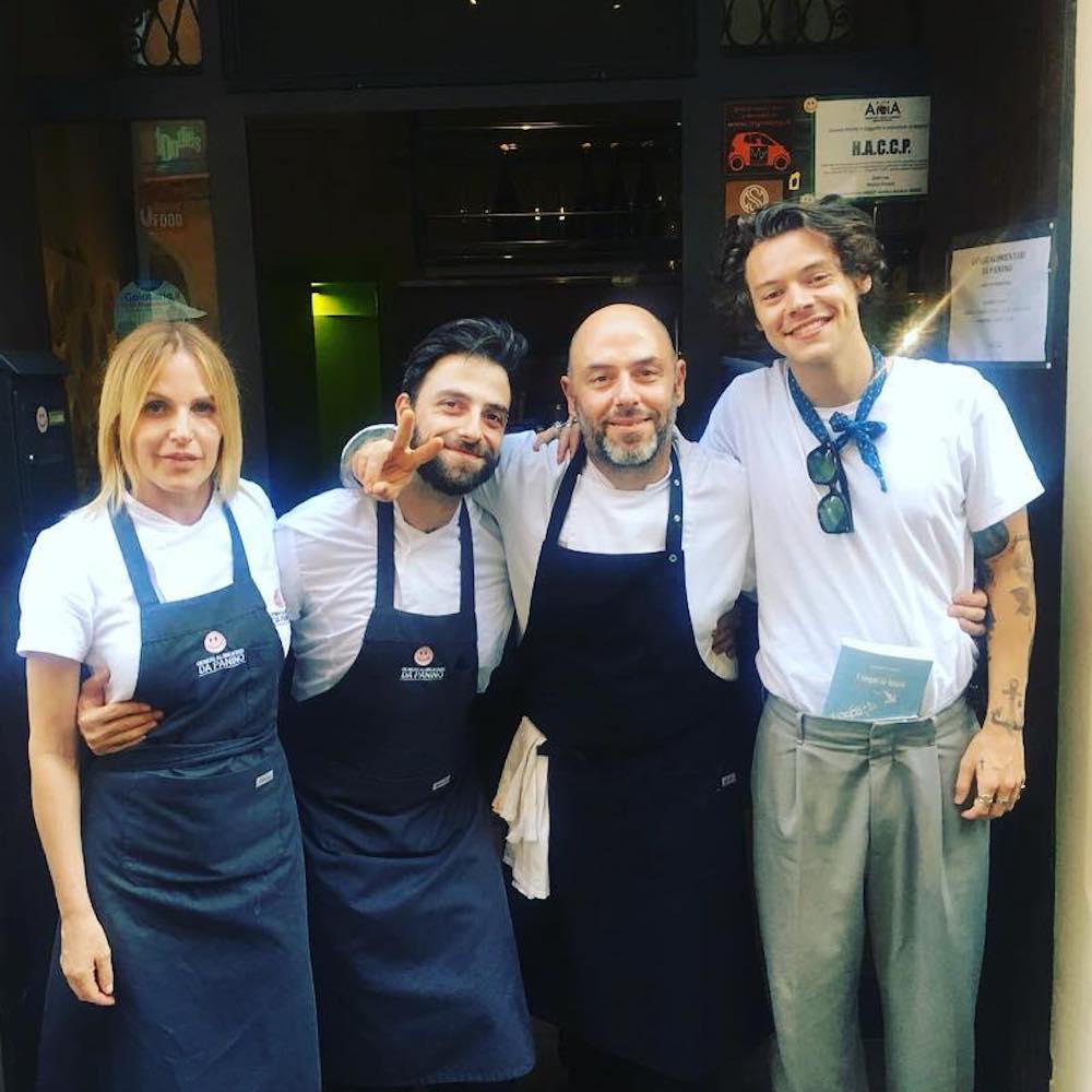 Harry Styles in visita in Italia, fa tappa in un ristorante di Modena