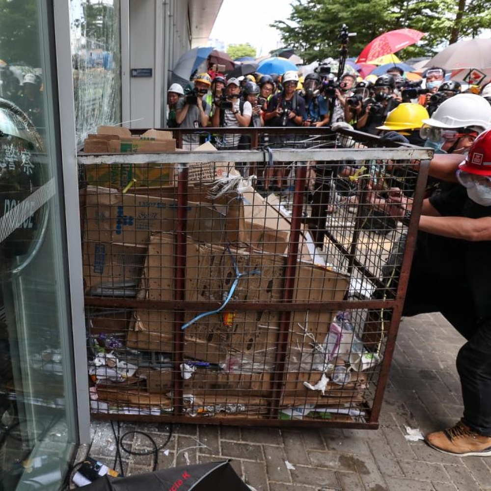 Hong Kong, occupata aula parlamento, graffiti sui muri