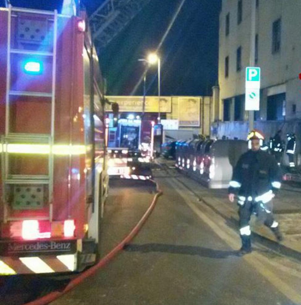 Incendio divampa in una palazzina a Firenze, 10 persone in salvo