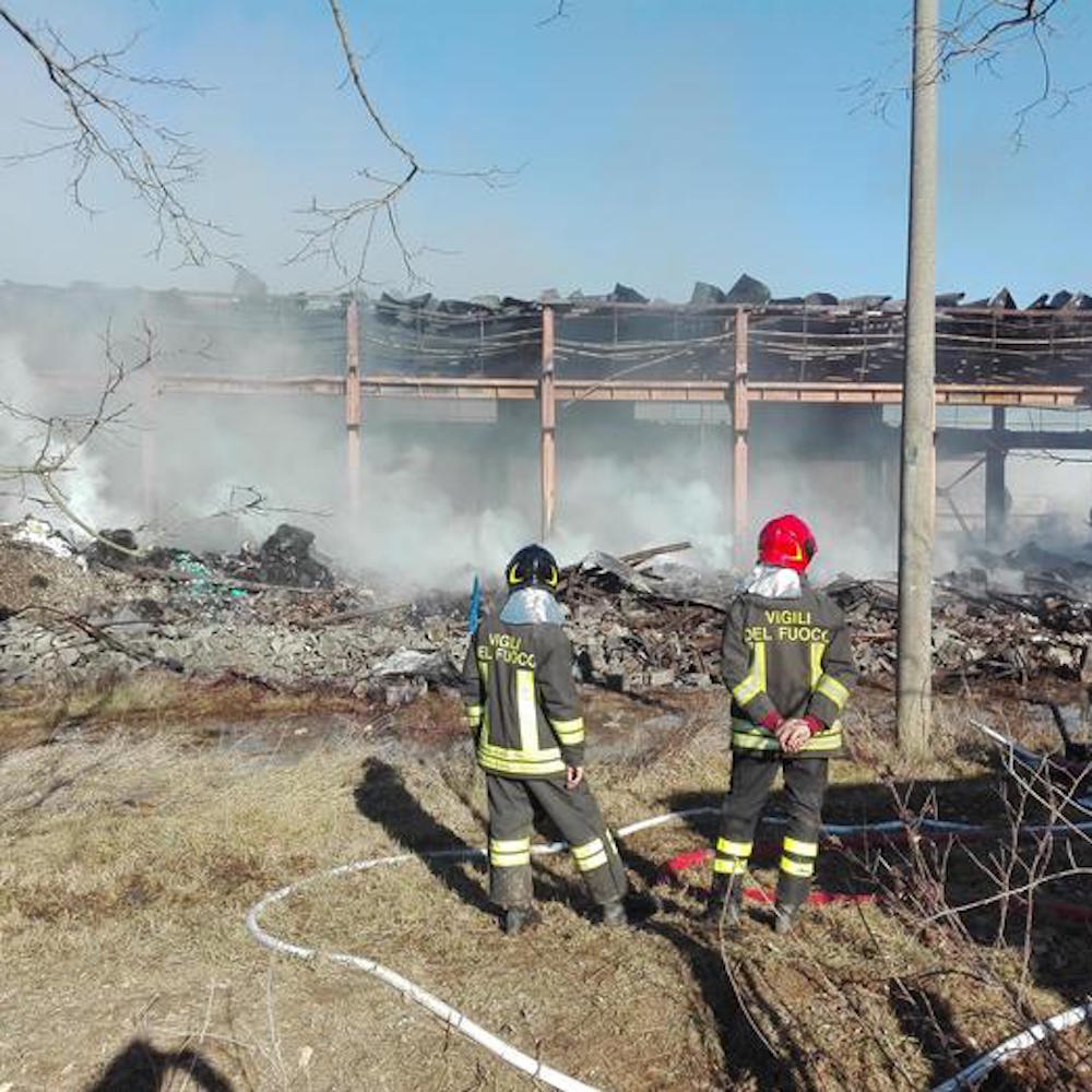 Incendio nel pavese domato, adesso i test sull'aria