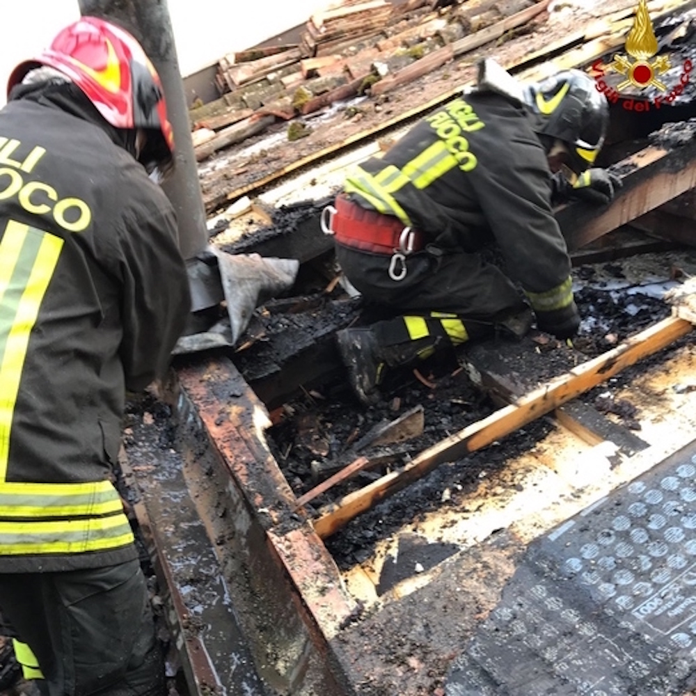 Incendio nella baraccopoli del "Gran ghetto" di Rignano, due morti