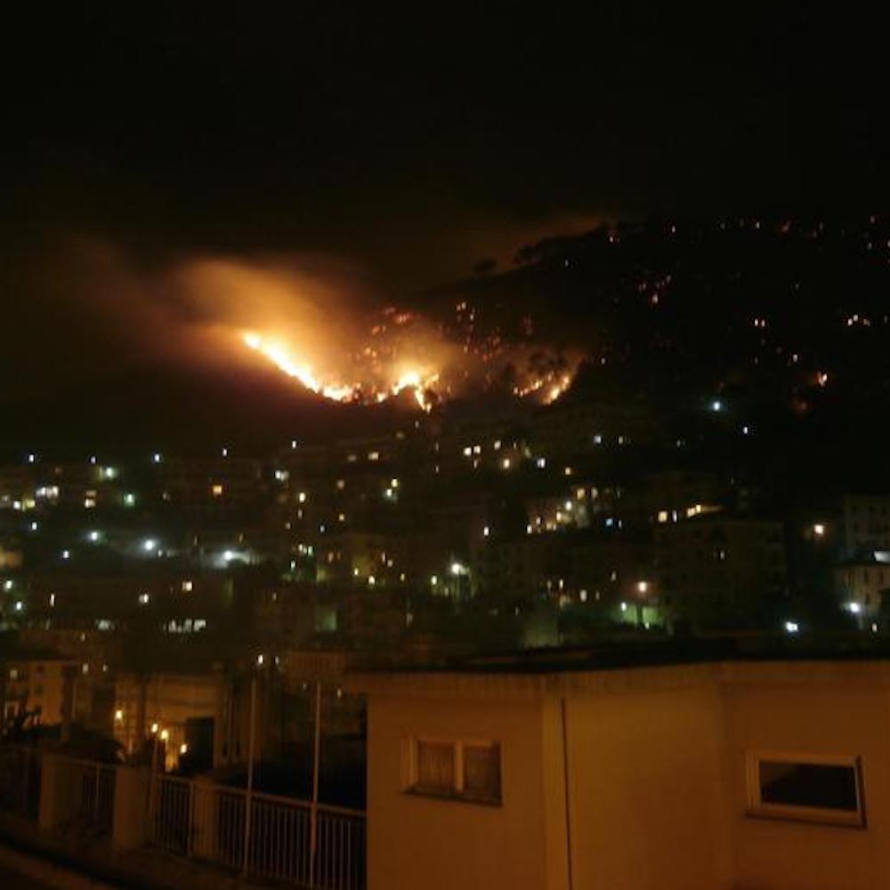 Incendio sulle alture di Genova, diversi focolai ancora attivi 