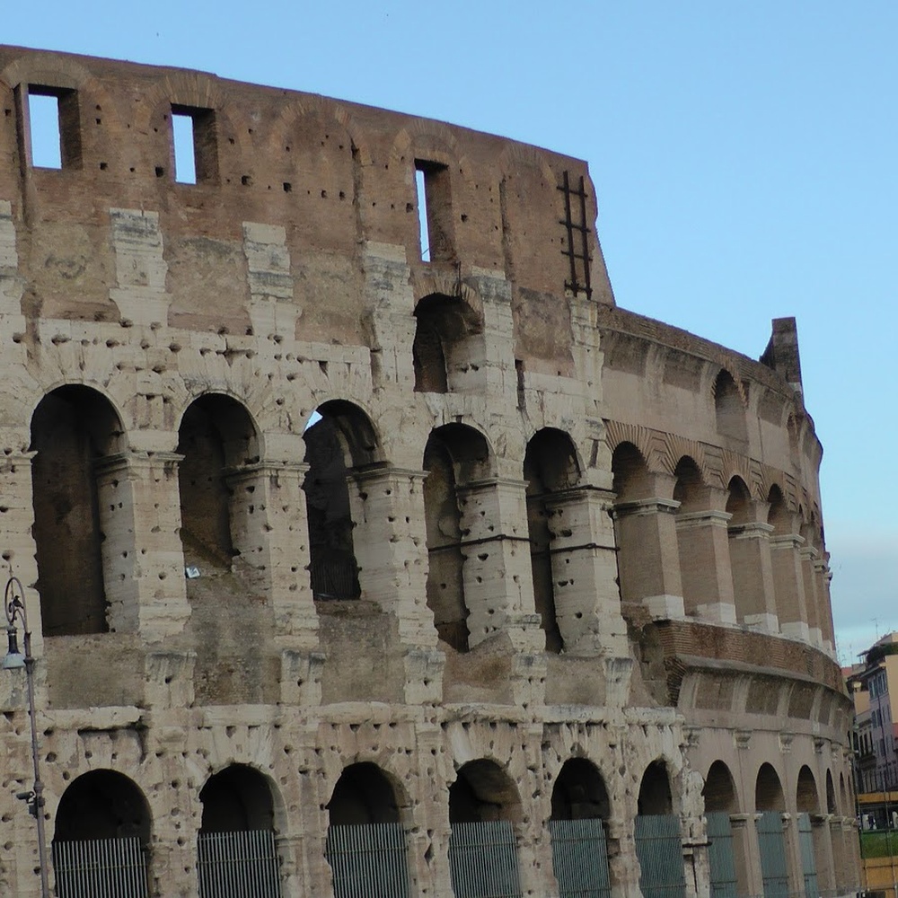 Incide iniziali di marito e figli sul Colosseo, denunciata