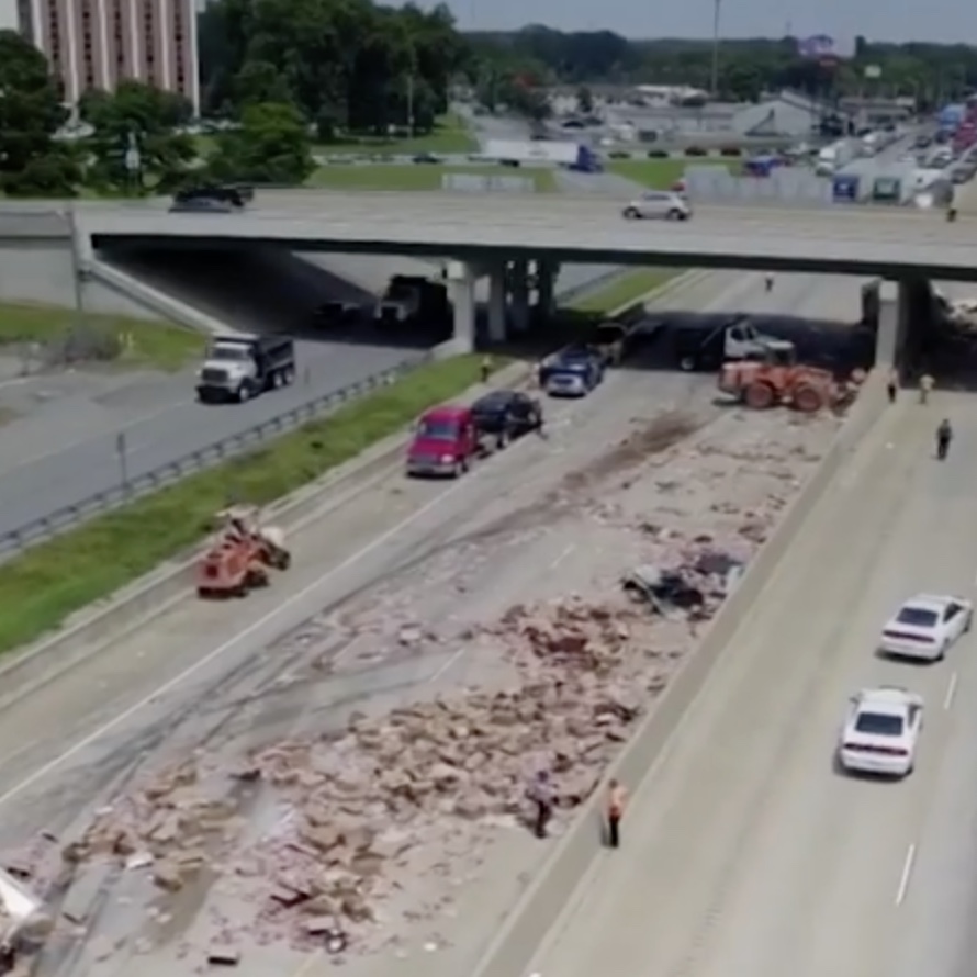 Incidente in autostrada coinvolge camion con cibo surgelato: la strada si riempie di pizze! 