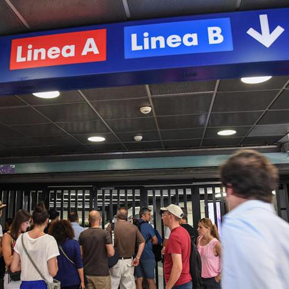 Incidente in metro a Roma: si incastra tra le porte e viene trascinata