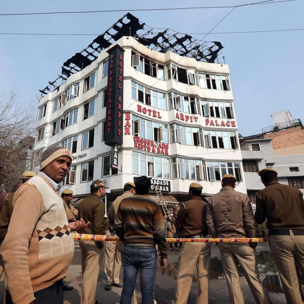 India, incendio in hotel di Nuova Delhi, 17 morti