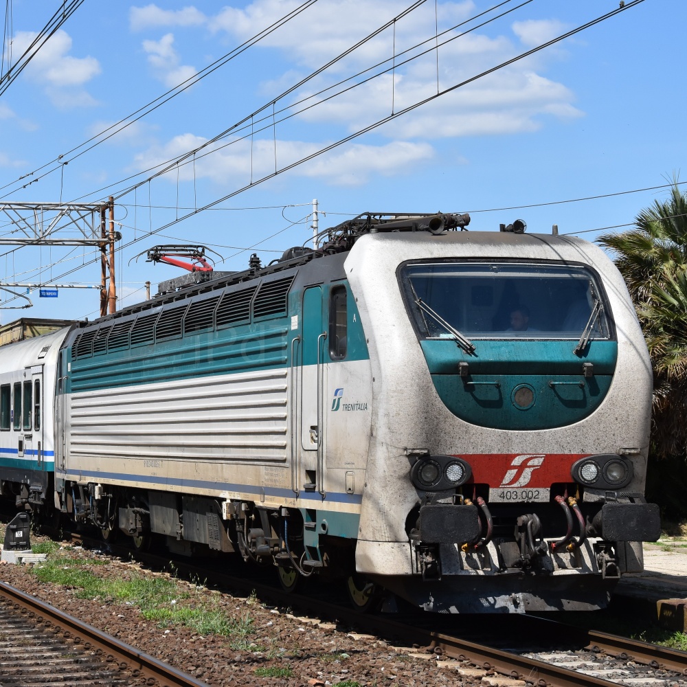 Intercity Livorno-Milano si rompe, aggredito il capotreno