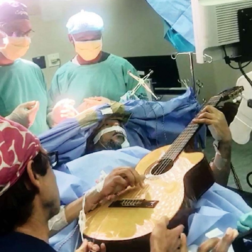Jazzista suona chitarra durante operazione al cervello