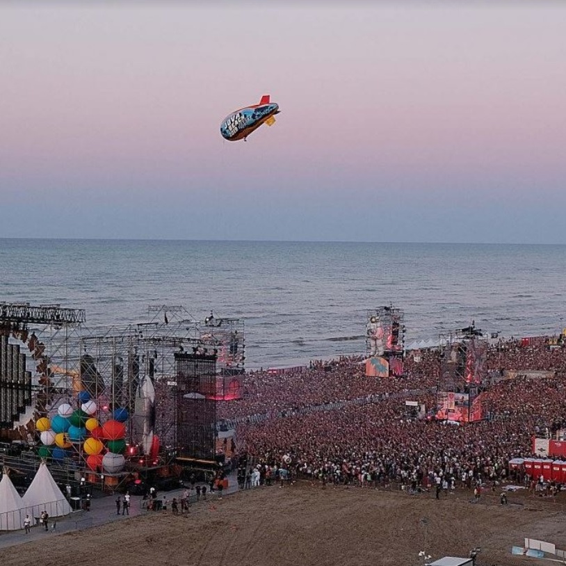 Jova Beach Party, in quarantamila sulla spiaggia di Viareggio