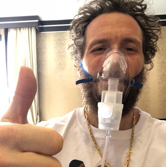 Jovanotti, edema corde vocali e salta il concerto