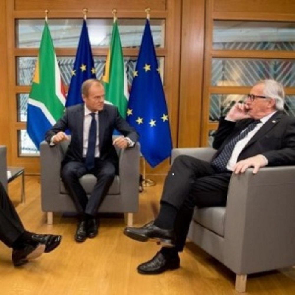 Juncker con le scarpe diverse? Tutta colpa di un riflesso di luce