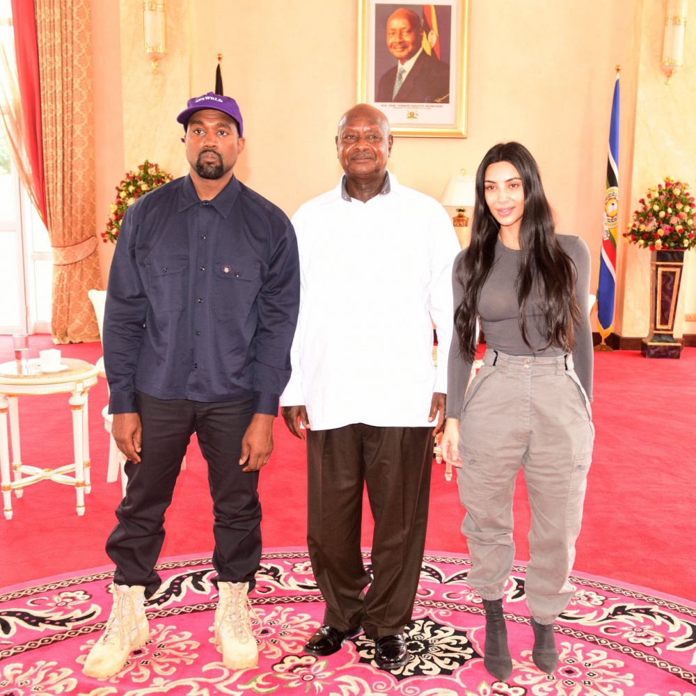 Kanye West in Uganda regala a tutti i bambini le sue scarpe Yeezy